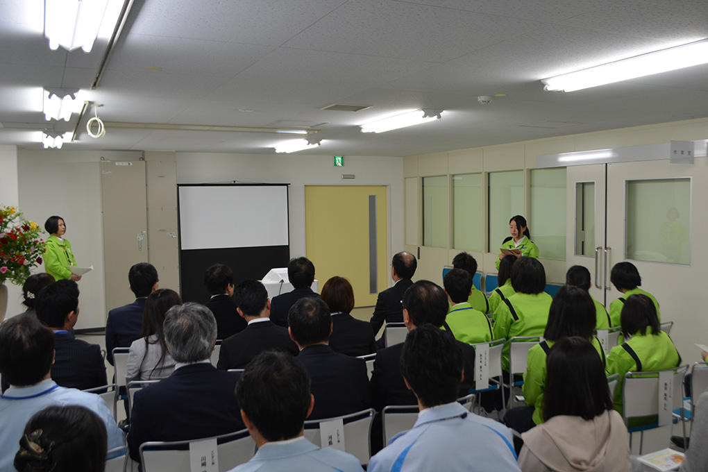 挨拶をされる青木社長