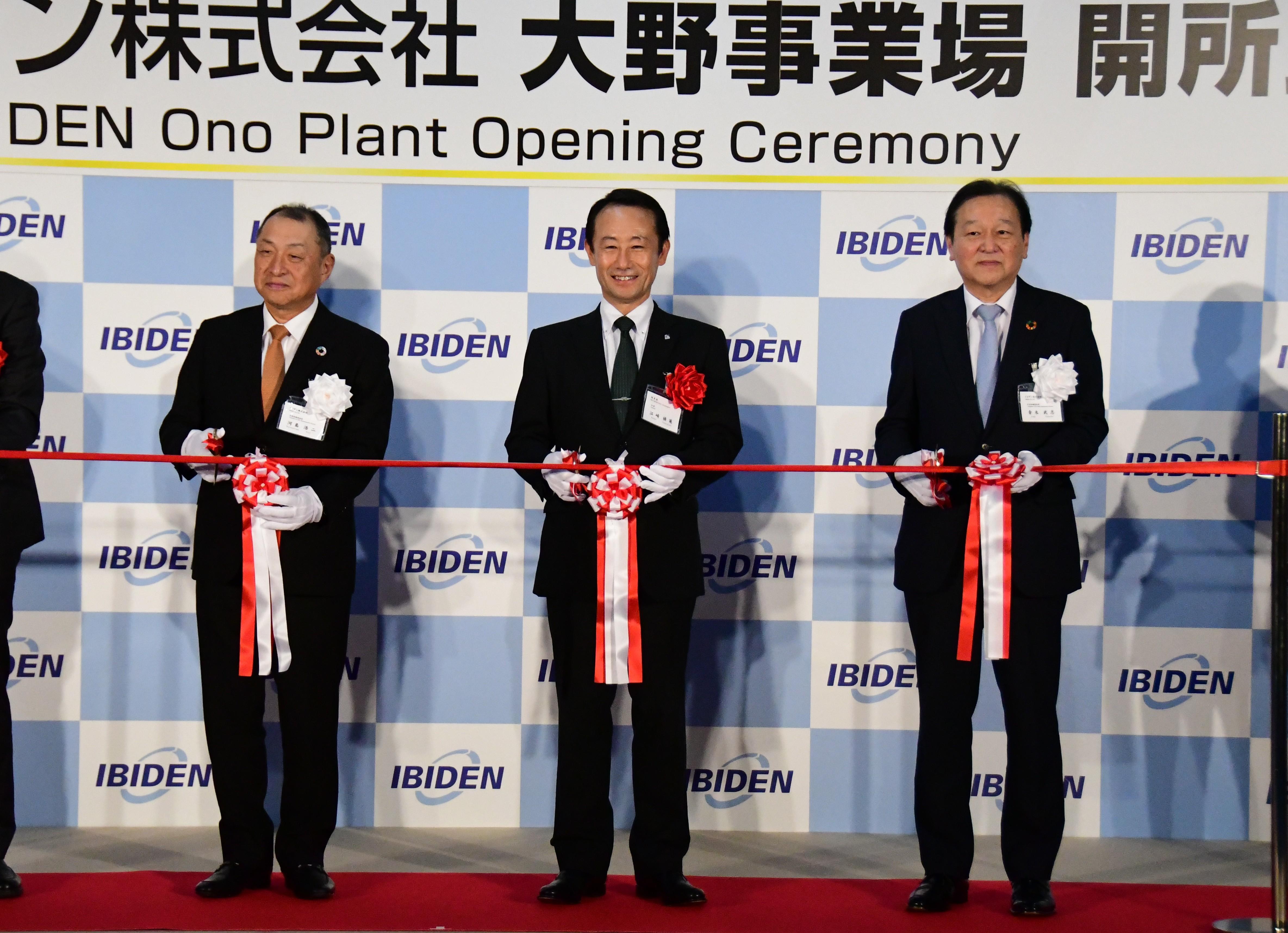 テープカットの様子