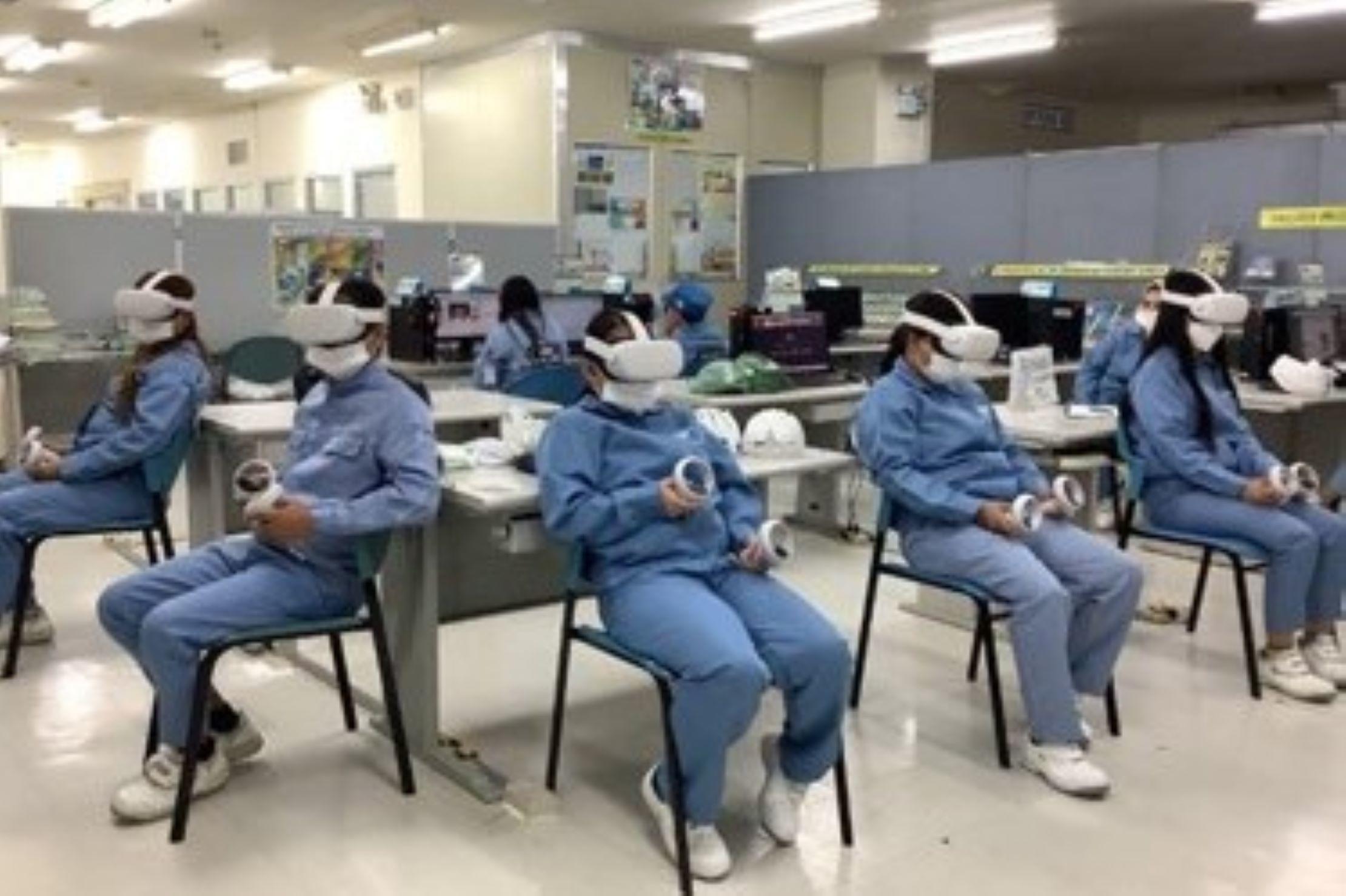 海外事業場でのVRによる危険体感の様子